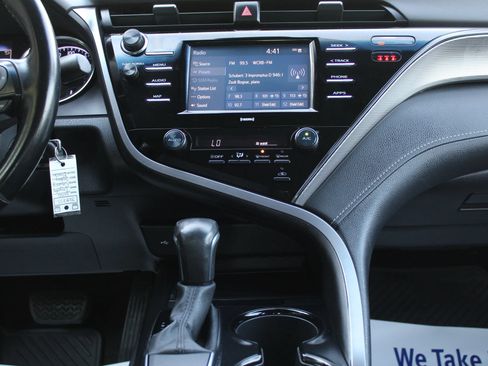 Used 2020 Toyota Camry SE FWD image 21