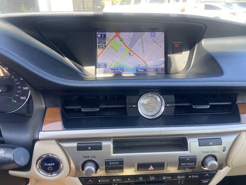 Used 2013 Lexus ES 300h w/ Luxury Pkg FWD image 10