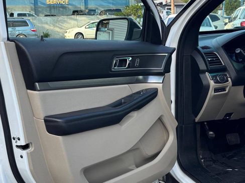 Used 2018 Ford Explorer XLT w/ Equipment Group 202A AWD/4WD image 9