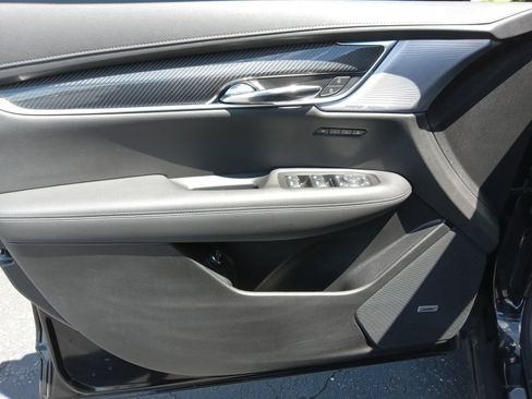 Used 2024 Cadillac XT6 Sport w/ LPO, ONYX Package AWD/4WD image 9