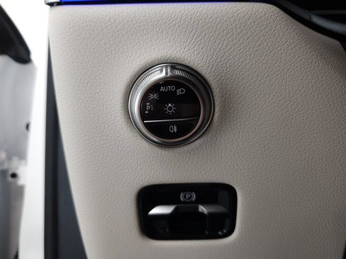 Used 2025 Mercedes-Benz GLC 350e 4MATIC image 10