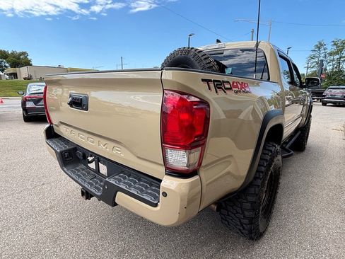 Used 2017 Toyota Tacoma TRD Off-Road w/ Premium & Technology Package image 5