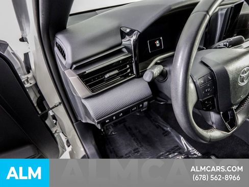 Used 2025 Toyota Camry SE image 30