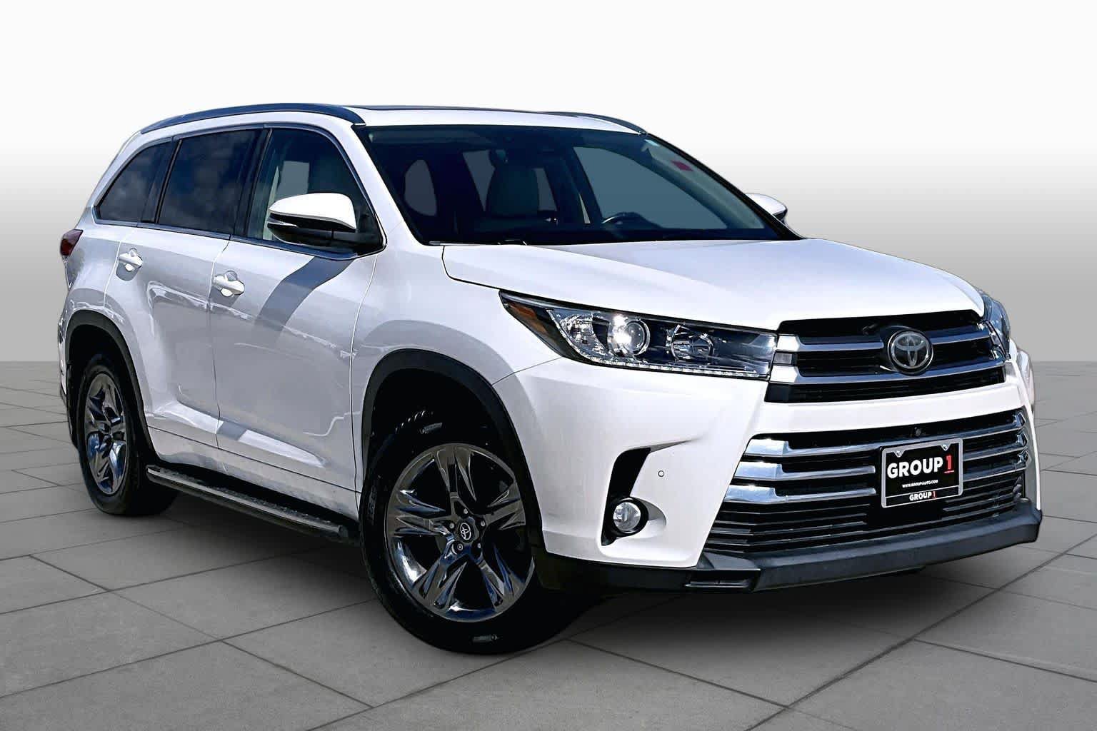 Used 2017 Toyota Highlander Limited Platinum FWD image 2