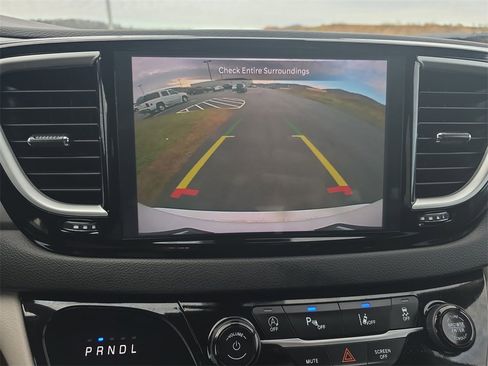 Used 2024 Chrysler Pacifica Touring-L image 17