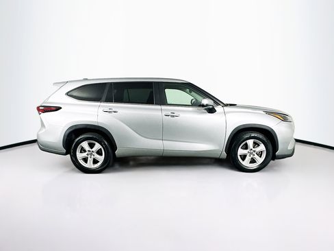 Used 2025 Toyota Highlander LE image 10