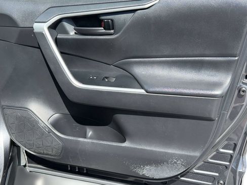 Used 2020 Toyota RAV4 LE FWD image 33