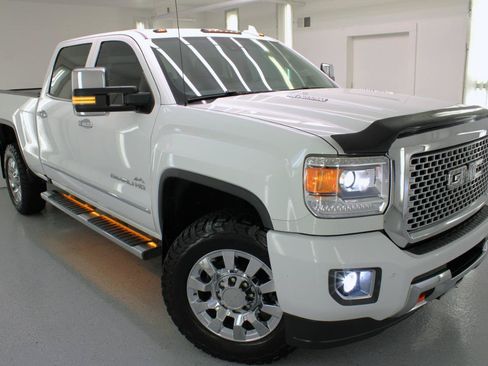 Used 2016 GMC Sierra 2500 Denali w/ Duramax Plus Package AWD/4WD image 31
