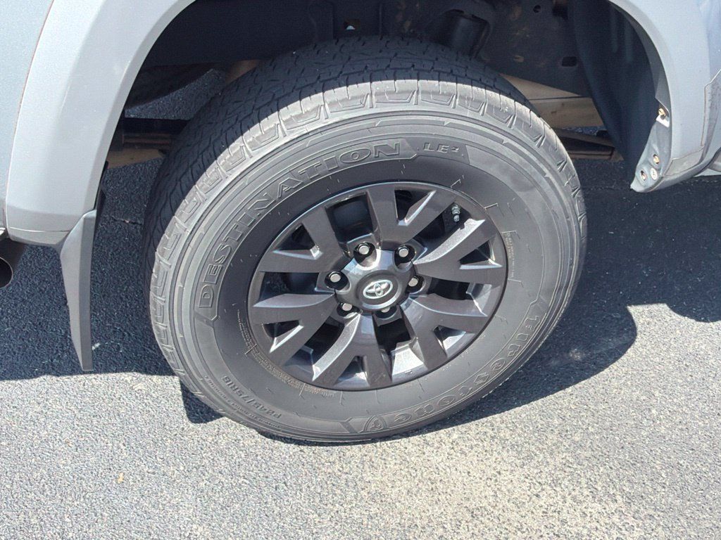 Used 2020 Toyota Tacoma SR5 AWD/4WD image 25