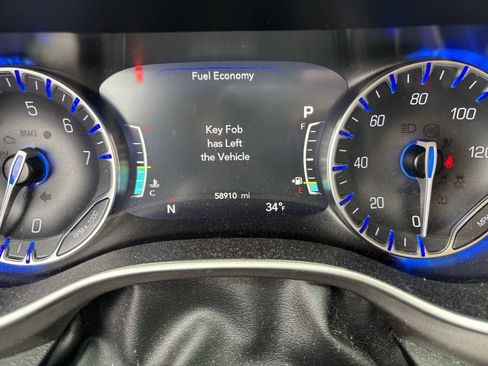 Used 2022 Chrysler Pacifica Touring-L image 7