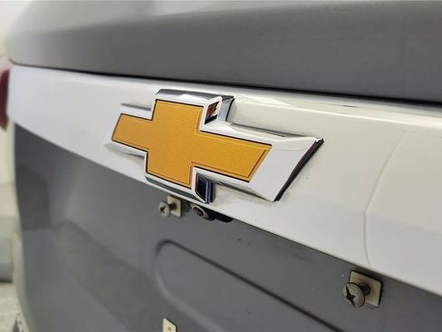 Used 2021 Chevrolet Traverse LT image 16