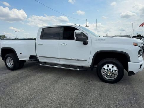 Used 2025 Chevrolet Silverado 3500 High Country w/ High Country Premium Package AWD/4WD image 2