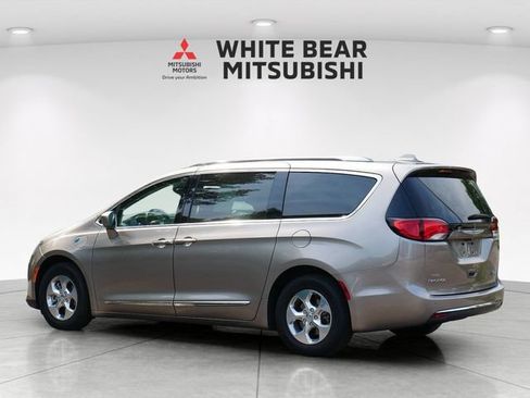 Used 2018 Chrysler Pacifica Touring-L FWD image 4