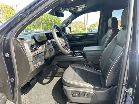 Used 2025 Chevrolet Suburban Premier RWD image 16