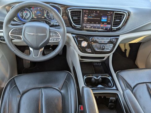Used 2024 Chrysler Pacifica Limited image 11