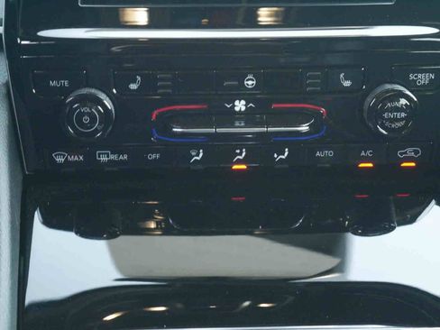 Certified 2025 Jeep Grand Cherokee L Altitude AWD/4WD image 8