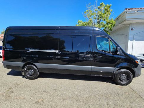 Used 2025 Mercedes-Benz Sprinter 2500 image 2
