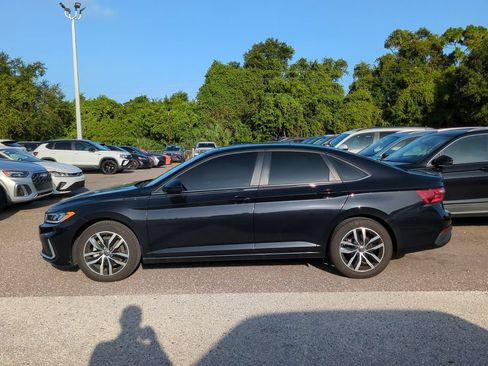 Certified 2025 Volkswagen Jetta SE FWD image 2