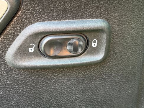 Used 2012 Jeep Wrangler Rubicon w/ PWR Convenience Group AWD/4WD image 9