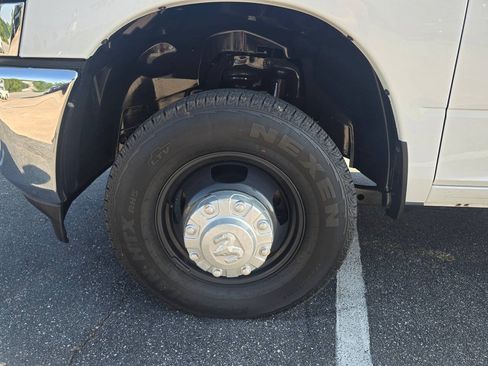 Used 2022 RAM 3500 Tradesman w/ Chrome Appearance Group RWD image 10