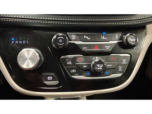 Used 2023 Chrysler Pacifica Touring-L image 13