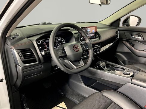 Certified 2025 Nissan Rogue SV AWD/4WD image 17