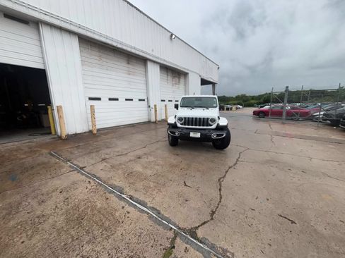 Used 2025 Jeep Wrangler Unlimited Sahara AWD/4WD image 16