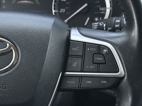 Used 2022 Toyota Highlander XLE AWD/4WD image 15