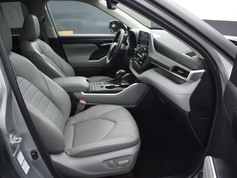 Used 2022 Toyota Highlander XLE AWD/4WD image 10
