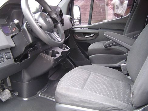 Used 2019 Freightliner Sprinter 2500 RWD image 7