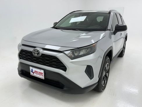Used 2020 Toyota RAV4 LE FWD image 4