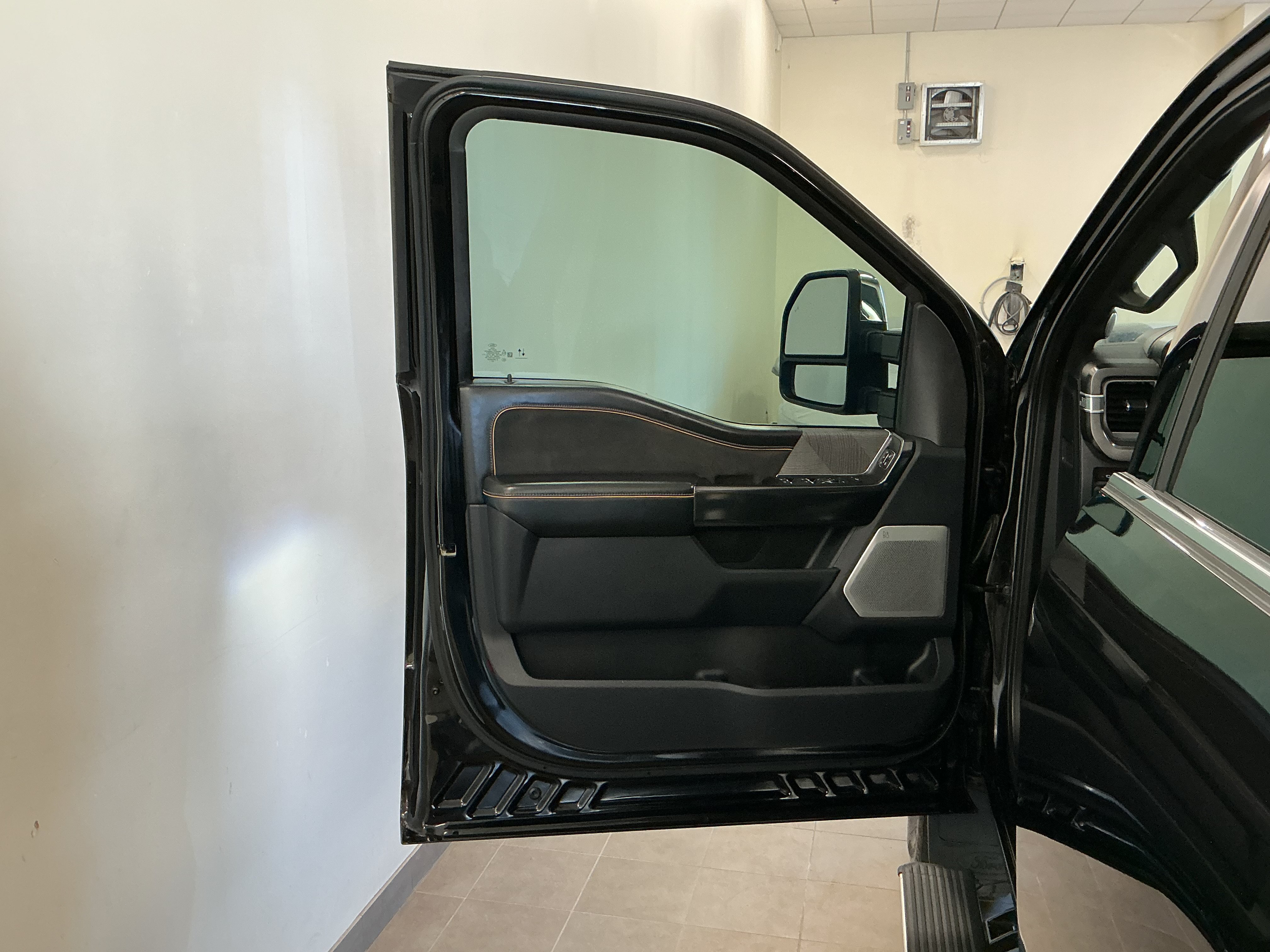 Used 2024 Ford F350 Platinum w/ FX4 Off-Road Package AWD/4WD image 14