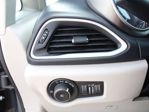 Used 2022 Chrysler Pacifica Touring-L w/ Uconnect Theater Family Group FWD image 9