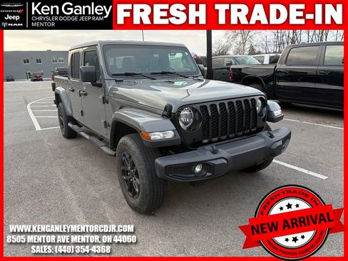 Used 2022 Jeep Gladiator Sport image 2
