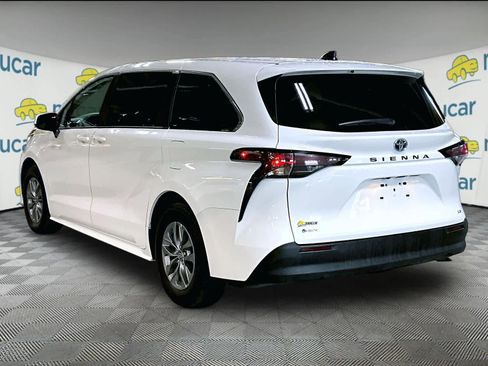 Used 2025 Toyota Sienna LE image 4