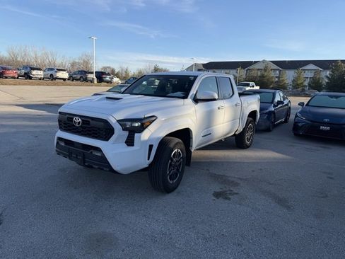 Used 2024 Toyota Tacoma TRD Sport image 2
