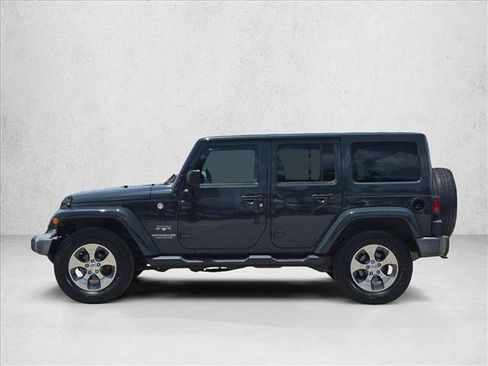 Used 2017 Jeep Wrangler Unlimited Sahara w/ Connectivity Group AWD/4WD image 9