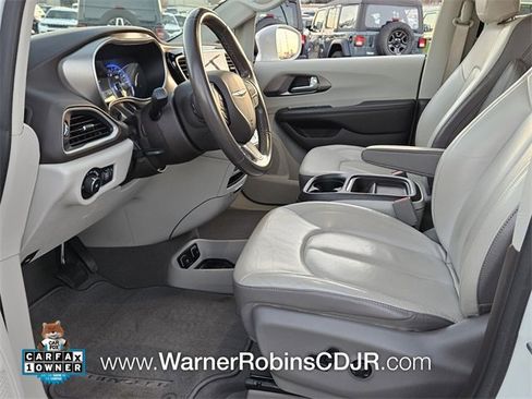 Used 2018 Chrysler Pacifica Touring-L image 5
