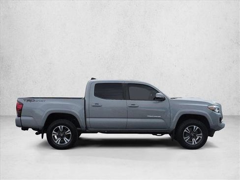 Used 2018 Toyota Tacoma TRD Sport image 4