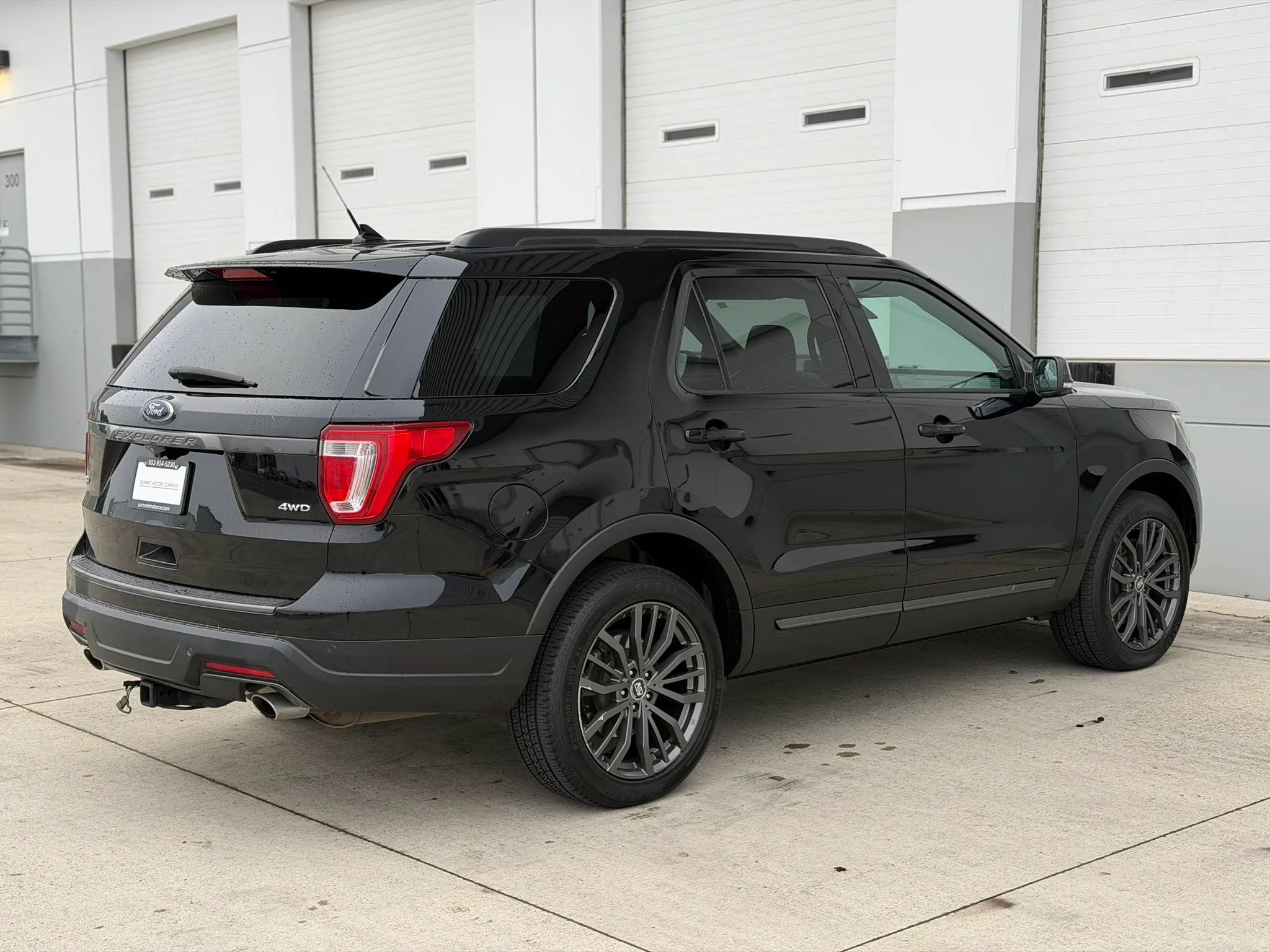 Used 2018 Ford Explorer XLT w/ XLT Appearance Package AWD/4WD image 4