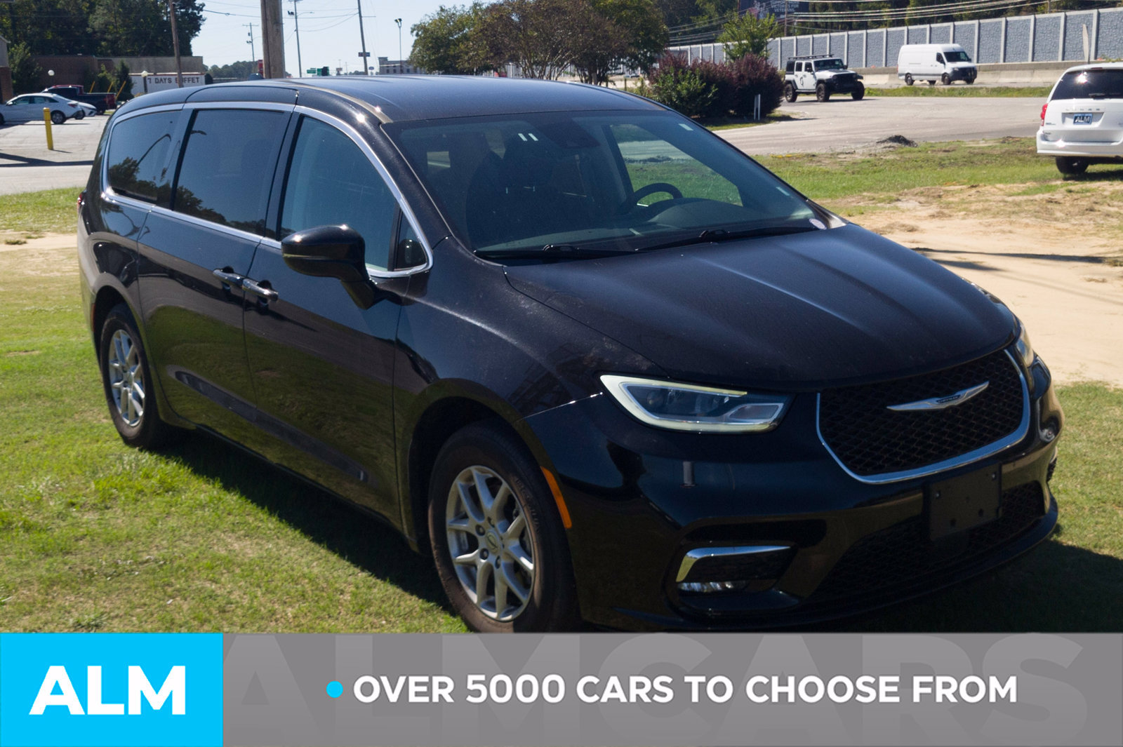 Used 2024 Chrysler Pacifica Touring-L FWD image 2