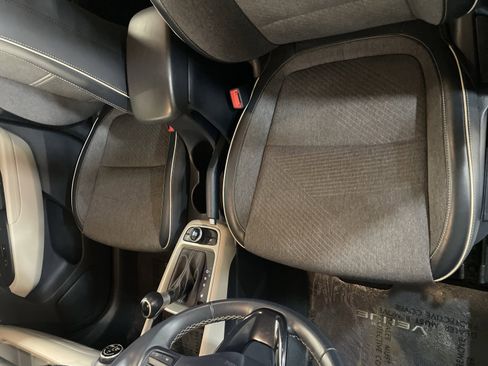 Used 2023 Hyundai Venue Limited image 15