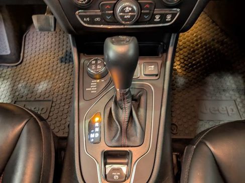 Used 2022 Jeep Cherokee Trailhawk w/ Comfort/Convenience Group AWD/4WD image 22