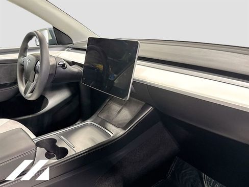 Used 2023 Tesla Model Y Long Range image 31