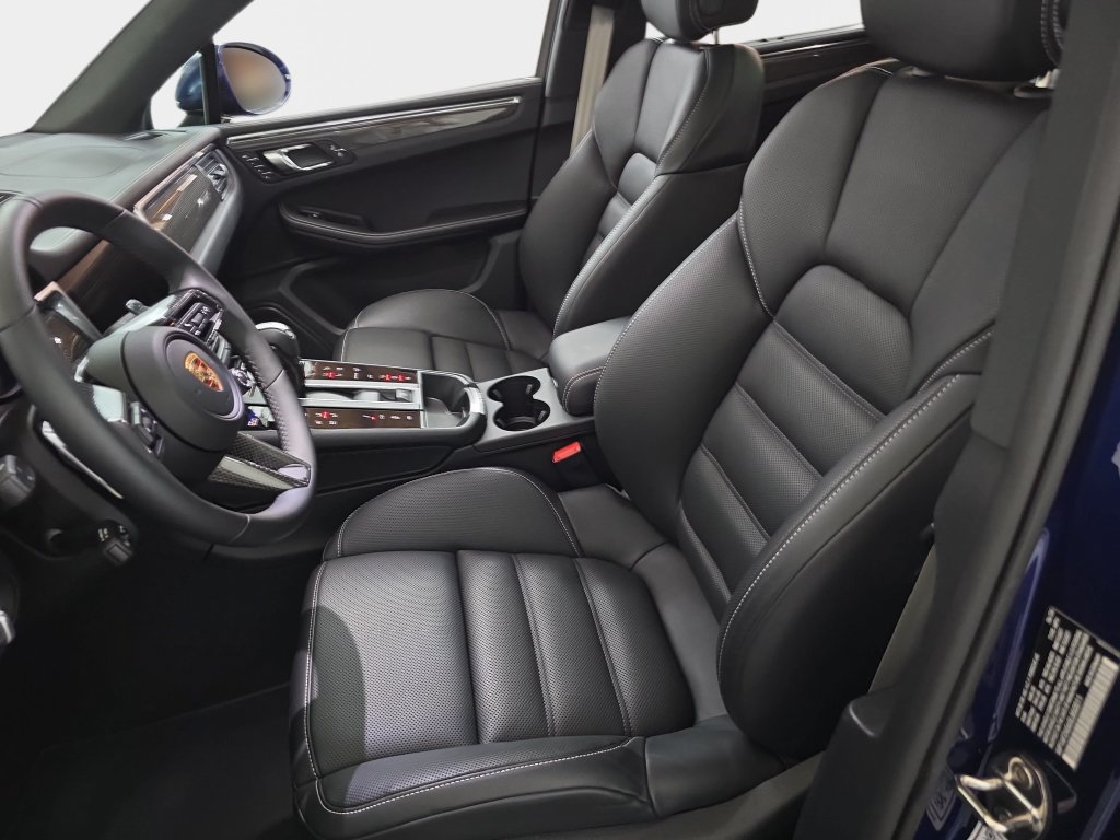 Used 2025 Porsche Macan GTS AWD/4WD image 18