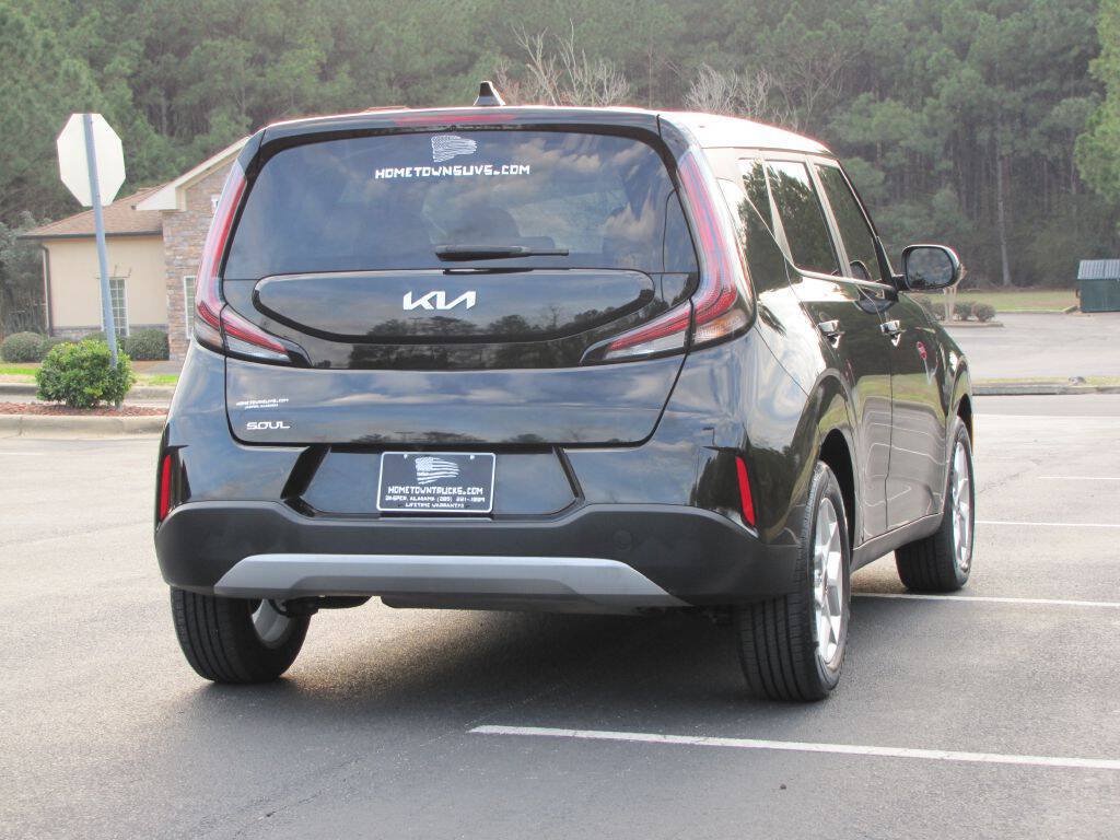 Used 2024 Kia Soul LX w/ Option Group 015 FWD image 13