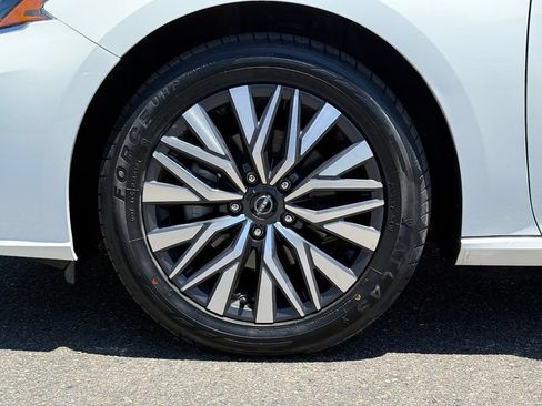 Used 2024 Nissan Altima 2.5 SV FWD image 14