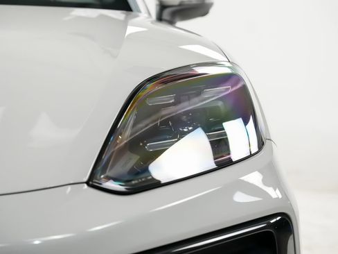 Used 2024 Porsche Cayenne AWD/4WD image 7