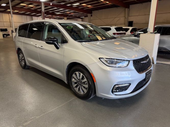 Used 2024 Chrysler Pacifica Limited FWD image 6