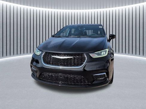 New 2026 Chrysler Pacifica Limited w/ Uconnect Theater Family Group image 17